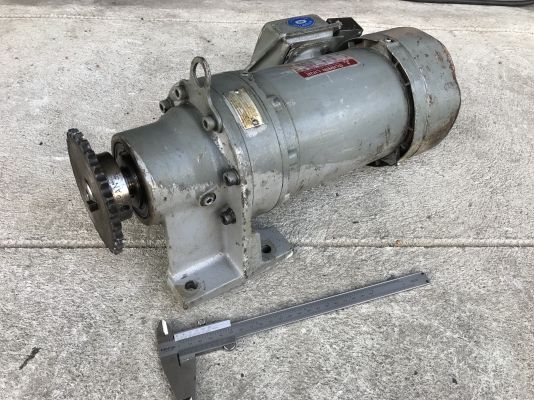 ขายมอเตอร์เกียร์ Cycro drive Sumitomo 1HP. 380V made in Japan อัตราทด 1:29 มีระบบเบรคในตัว เพลาออกประมาณ 50รอบต่อนาที สภาพสวยเดิมๆ หมุนนิ่ม พร้อมใช้งาน