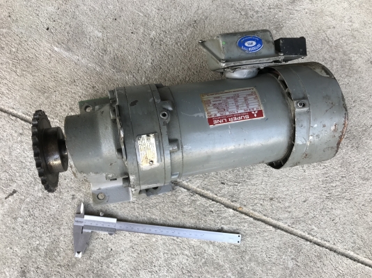 ขายมอเตอร์เกียร์ Cycro drive Sumitomo 1HP. 380V made in Japan อัตราทด 1:29 มีระบบเบรคในตัว เพลาออกประมาณ 50รอบต่อนาที สภาพสวยเดิมๆ หมุนนิ่ม พร้อมใช้งาน