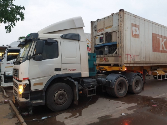 (ขายด่วน)หัวลากVolvo FM12 -380แรงม้าปี48เกียรออโต เพลาเดียวถุงลมรถวิ่งงานอยู่เจ้าของขายเอง2คัน (ขายด่วน)หัวลากVolvo FM12 -380แรงม้าปี48เกียรออโต เพลาเดียวถุงลมรถวิ่งงานอยู่เจ้าของขายเอง2คัน