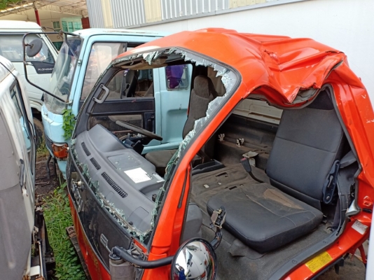 หัวเก๋ง ISUZU NPR การ์ตูน หัวนอก ขายถูก นำไปใช้เป็นอะไหล่