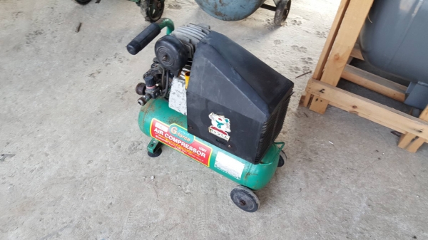 ขายปั๊มลมขนาดเล็ก G-FORCEรุ่น AC10-11 ขนาด 10 ลิตร จำนวน 1 สูบ , 8kg/cm2. , 9A-12A ,600W. ,50Hz.-60Hz. (ไฟบ้าน100V.) สินค้าเดิมๆเก่านอก ขายตามสภาพ ยังไม่เคยใช้งานในเมืองไทย
