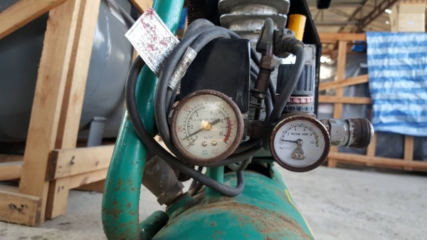 ขายปั๊มลมขนาดเล็ก G-FORCEรุ่น AC10-11 ขนาด 10 ลิตร จำนวน 1 สูบ , 8kg/cm2. , 9A-12A ,600W. ,50Hz.-60Hz. (ไฟบ้าน100V.) สินค้าเดิมๆเก่านอก ขายตามสภาพ ยังไม่เคยใช้งานในเมืองไทย