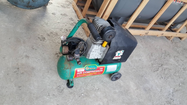 ขายปั๊มลมขนาดเล็ก G-FORCEรุ่น AC10-11 ขนาด 10 ลิตร จำนวน 1 สูบ , 8kg/cm2. , 9A-12A ,600W. ,50Hz.-60Hz. (ไฟบ้าน100V.) สินค้าเดิมๆเก่านอก ขายตามสภาพ ยังไม่เคยใช้งานในเมืองไทย