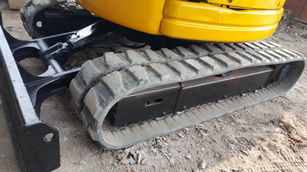 ขายรถขุด KOMATSU PC50UU-2 เครื่องยนต์ KOMATSU-4D84 , ขนาด 4 สูบ คอนโทรลน้ำมัน ปั๊มเฟือง มีลายหัวเจาะ รถเก่านอก มีเอกสาร ยังไม่เคยใช้งานในเมืองไทย