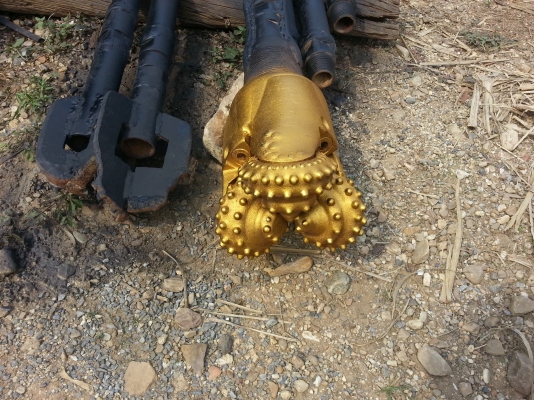 ขายเครื่องเจาะบ่อบาดาน อุุปกรณ์ครบ พร้อมเจาะได้เลย  ถูกๆครับ 200000บาท 0819812289