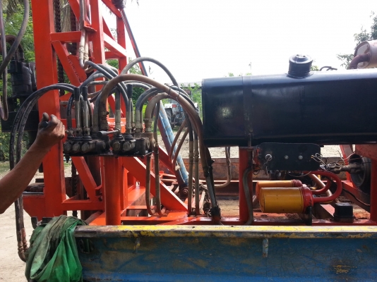 ขายเครื่องเจาะบ่อบาดาน อุุปกรณ์ครบ พร้อมเจาะได้เลย  ถูกๆครับ 200000บาท 0819812289