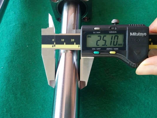 สไลด์เพลากลม โต 25 มิล ยาว 95 ซม. ลูกบล็อกเส้นละ 1 ลูก มีซัพพอร์ต 2 ข้างลูกบล็อกลื่น แน่นดี เพลาสวยมาก ราคาคู่ละ 2,500 บาทรวมส่ง มี 2 คู่ค่ะ