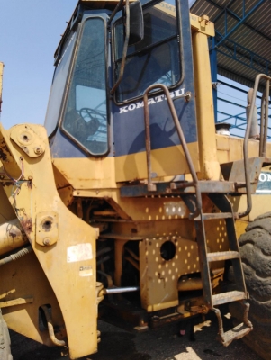 ขาย 590,000 รถตักล้อยาง KOMATSU wa 450-1 เครื่องดี เกียร์แรง เอวแน่น ปั้มยกแรง ยางใหม่ แอร์หนาว รถสวยพร้อมใช้งาน เอกสารซื้อขาย รถอยู่ ปทุมธานี สามโคก 092-595-6777 061-446-2662 ญิ๋งยุ