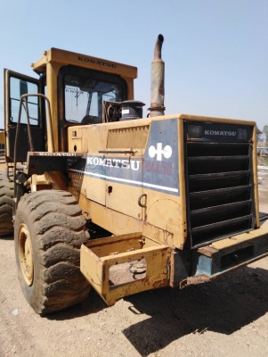 ขาย 590,000 รถตักล้อยาง KOMATSU wa 450-1 เครื่องดี เกียร์แรง เอวแน่น ปั้มยกแรง ยางใหม่ แอร์หนาว รถสวยพร้อมใช้งาน เอกสารซื้อขาย รถอยู่ ปทุมธานี สามโคก 092-595-6777 061-446-2662 ญิ๋งยุ