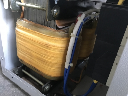 ขายหม้อแปลงไฟฟ้า 10KVA ไฟเข้า 380V 3สาย ไฟออก 200V 3สาม แยกออกได้ 3จุด ใช้คุมเครื่องจักรญี่ปุ่น สภาพสวยมาก พร้อมใช้งาน