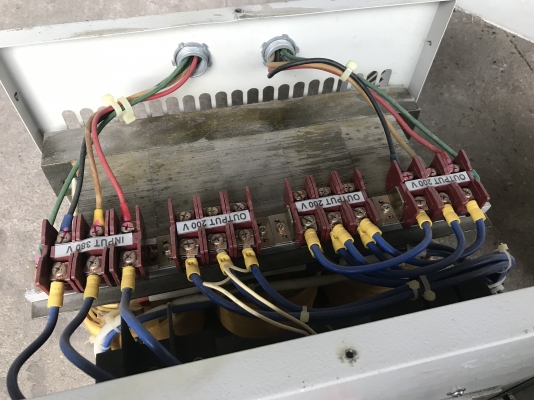 ขายหม้อแปลงไฟฟ้า 10KVA ไฟเข้า 380V 3สาย ไฟออก 200V 3สาม แยกออกได้ 3จุด ใช้คุมเครื่องจักรญี่ปุ่น สภาพสวยมาก พร้อมใช้งาน