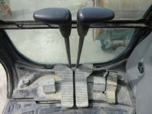 ขายรถขุดนำเข้าจากประเทศญี่ปุ่น kobelco sk135yy05มีใบมีดไลน์หัวเจาะ สนใจติดต่อสอบถาม 0923309229 อีด