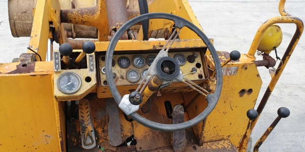 JH63 KOMATSU (รถนอก นำเข้า ขายถูก) ขาย 265,000บาทขับ4ล้อ เอวอ่อน รถนอกนำเข้าขนาดใหญ่ตัก2.5คิว ยกสูง3.5เมตร รถเพื่งนำเข้ายังไม่เคยใช้ในไทย เครื่องดีเซล6สูบดีปั้มแรงสถาพสวยเดิมๆจากญี่ปุ่น  ใช้ดีจริงๆเอกสารอินวอยติดต่อ☎ 081-989-1989 หรั่งครับ