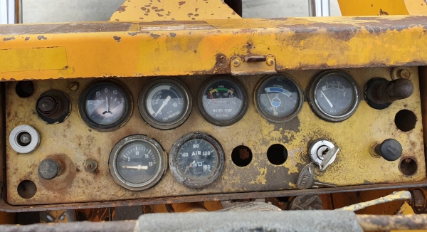 JH63 KOMATSU (รถนอก นำเข้า ขายถูก) ขาย 265,000บาทขับ4ล้อ เอวอ่อน รถนอกนำเข้าขนาดใหญ่ตัก2.5คิว ยกสูง3.5เมตร รถเพื่งนำเข้ายังไม่เคยใช้ในไทย เครื่องดีเซล6สูบดีปั้มแรงสถาพสวยเดิมๆจากญี่ปุ่น  ใช้ดีจริงๆเอกสารอินวอยติดต่อ☎ 081-989-1989 หรั่งครับ