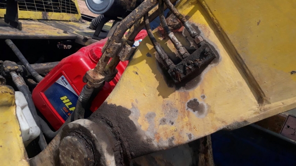 KOMATSU PC 200-3 เครื่องแน่นดีทำงานไม่โหลดพร้อมใช้งานได้เลย บอดี้สวยสภาพดีบูมอาร์มไม่มีแตก ช่วงล่างแน่นเฟลมไม่มีผุพร้อมทำงาน เอกสารสัญญาซื้อขาย ราคาต่อรองได้ครับ