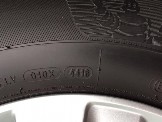 ล้อรีโว่17+มิชลิน265/65/17ปี16 ล้อสวยไร้ริ้วลอย ดอกยางใช้ได้อีกนาน ชุด4วง5900บ.โทร0879050181.ส่งได้