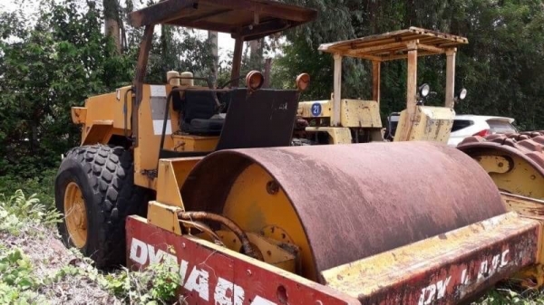 ขายเหมา 2 คัน 695,000 รถบด 2 เพลา  คันที่ 1 DYNAPAC CA25  II(ครบพร้อมใช้)  2 เพลา เล่มทะเบียน    คันที่ 2 BOMAG 212D -2 (ขาด ปั้มไฮโดรลิกท้ายเครื่อง +ไดชาร์จ +ไดสตาร์ท ) เอกสารเล่มทะเบียน