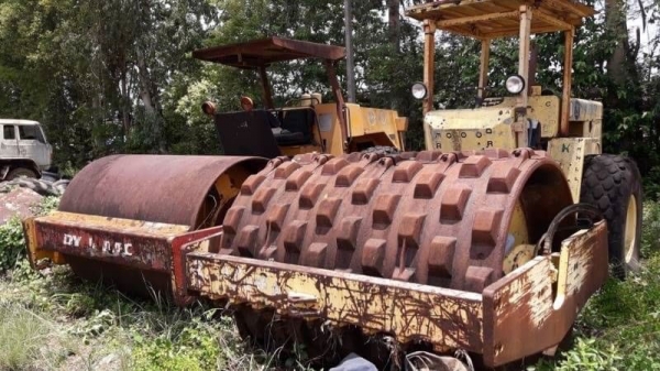 ขายเหมา 2 คัน 695,000 รถบด 2 เพลา  คันที่ 1 DYNAPAC CA25  II(ครบพร้อมใช้)  2 เพลา เล่มทะเบียน    คันที่ 2 BOMAG 212D -2 (ขาด ปั้มไฮโดรลิกท้ายเครื่อง +ไดชาร์จ +ไดสตาร์ท ) เอกสารเล่มทะเบียน