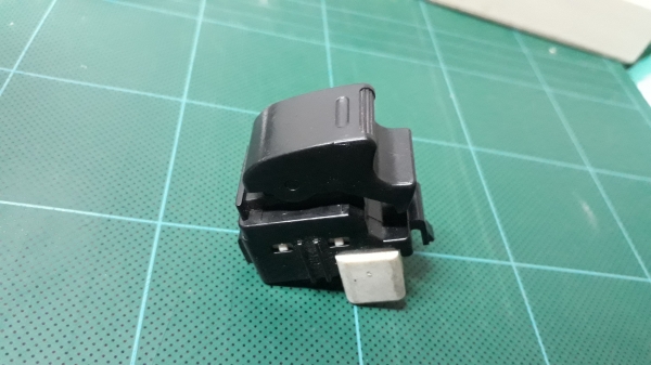 สวิทช์กดกระจกประตูหน้าซ้าย TOYOTA AE100