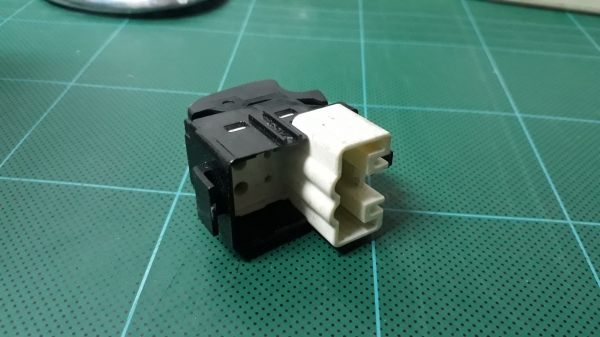 สวิทช์กดกระจกประตูหน้าซ้าย TOYOTA AE100 สวิทช์กดกระจกประตูหน้าซ้าย TOYOTA AE100