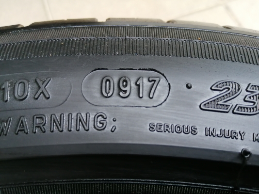 ยาง​ Michelin​ 235​ 45​ 18​ ปี17 ดอก​เต็ม​ ใช้​ยาว​ ราคา​ไม่​แพง​