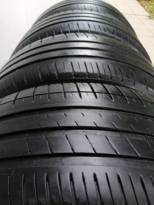 ยาง​ Michelin​ 235​ 45​ 18​ ปี17 ดอก​เต็ม​ ใช้​ยาว​ ราคา​ไม่​แพง​
