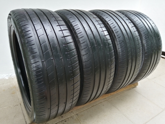 ยาง​ Michelin​ 235​ 45​ 18​ ปี17 ดอก​เต็ม​ ใช้​ยาว​ ราคา​ไม่​แพง​