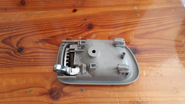 มือเปิดประตูด้านใน TOYOTA Corolla AE112 ไฮทอร์ค ข้างขวา ตัวนอกแบบโครเมี่ยม