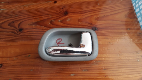 มือเปิดประตูด้านใน TOYOTA Corolla AE112 ไฮทอร์ค ข้างขวา ตัวนอกแบบโครเมี่ยม