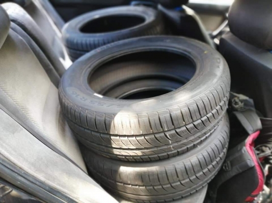 ยาง​น้องๆป้ายแดง​ PIRELLI​ 205 55 16​ กลางปี18 ดอกเต็ม​ เนื้อนิ่มๆ ไม่มีปะ ใช้ยาว ราคาไม่​แพง​