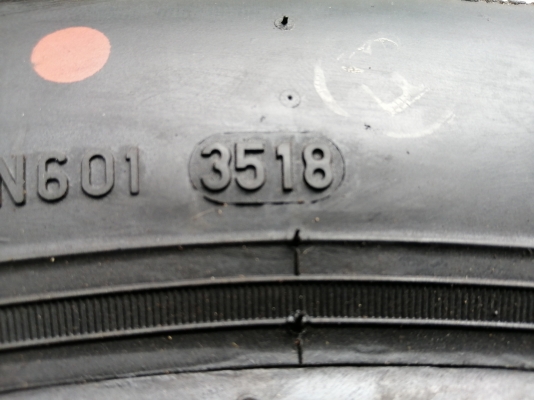 ยาง​น้องๆป้ายแดง​ PIRELLI​ 205 55 16​ กลางปี18 ดอกเต็ม​ เนื้อนิ่มๆ ไม่มีปะ ใช้ยาว ราคาไม่​แพง​