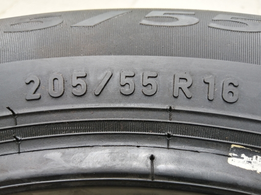 ยาง​น้องๆป้ายแดง​ PIRELLI​ 205 55 16​ กลางปี18 ดอกเต็ม​ เนื้อนิ่มๆ ไม่มีปะ ใช้ยาว ราคาไม่​แพง​