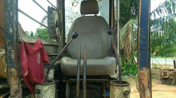 ขายแบคโฮKOMATSU PC60-3 มีหัวคีปพร้อมบุ้งกี๋ราคา 200,000