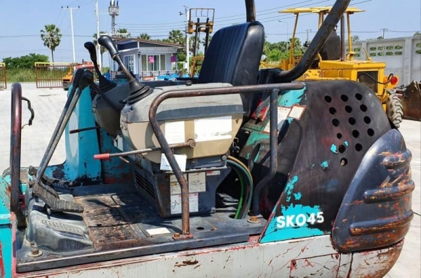 SK045  KOBELCO @ 325,000บาท มีลายหัวกะแทก (ตัวรถขนาดเทียบเท่าPC45) เครื่องดีปั่มแรงคอลโทลน้ำมันปั้มนิ้ว เพิ่งนำเข้ามายังไม่เคยใช้งานในไทยเลยเครื่อง 4สูบK4N บูมอามร์สวยเร็วแรงไม่โหลดไฮโดรไม่รั่วซึม แห้งทุกชิ้น เอกสารอินวอยล์ รถแม็คโฮมือสองรถญี่ปุ่นสภาพดี