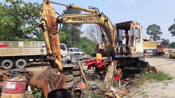 ขาย 125,000  KOMATSU  pw 100-2 เครื่องดี ปั้มดี แต่เป็นรถจอด ต้องเช็ค เพลาล่างขาด ยางพร้อมกะทะล้อถอดไว้ อะไหล่ครบ มีเท้าช้าง ขายตามสภาพราคาถูก รถอยู่ นครสวรรค์ 064-191-1112