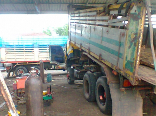 ขายสิบล้อดั้มสองเพลาสวยๆๆเกียร์อีตั้นกะบะเนียมเครื่อง195