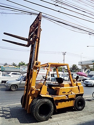 ขายรถยกโคมัสสึ 4 ตัน เครื่องดีเซลอีซูซุ  ล้อหน้าคุ่ เสาสูง 3 เมตร พวงมาลัยเพาเว่อร์ สีเดิมจากนอก นำเข้าจากญี่ปุ่น ใช้งานได้ทันที