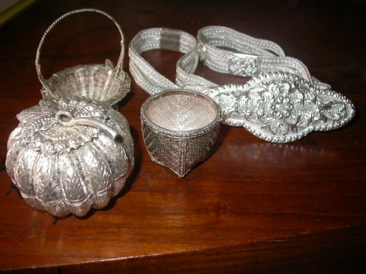 เข็มขัดเงิน และอีกหลายอย่างเป็นเงินแท้หมด