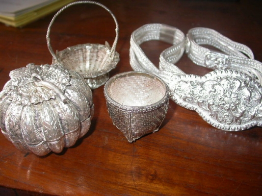 เข็มขัดเงิน และอีกหลายอย่างเป็นเงินแท้หมด