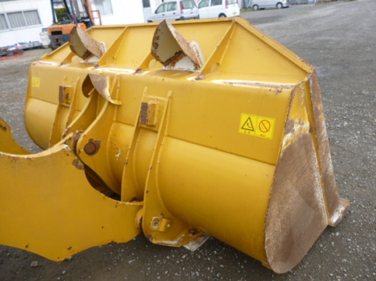 รถตักล้อยาง TCM  L27-1 ปี 2000,3300ชั่วโมง รถสวยจริงๆครับ รถนอกนำเข้า ใช้งานได้เลยไม่เคยใช้ในไทย ใช้งานน้อย ราคาถูกครับ ติดต่อ มานะ 085-9049669