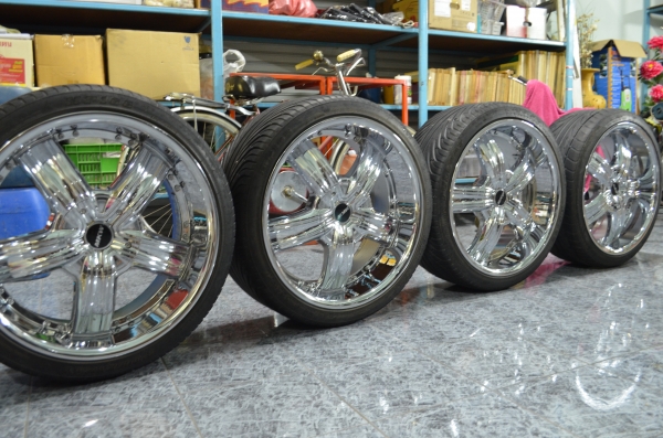 ล้อแม็กโครเมี่ยม 20" 6รู/139.7 กว้าง 9นิ้ว พร้อมยางงามมาก ล้อแม็กโครเมี่ยม 20" 6รู/139.7 กว้าง 9นิ้ว พร้อมยางงามมาก