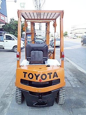 ขายรถยกโตโยต้า 1 ตัน   เครื่องดีเซล  กระบอกคู่  เสาสูง 3 เมตร    สีเดิมจากนอก  พวงมาลัยเพาเว่อร์ นำเข้าจากญี่ปุ่น ใช้งานได้ทันที