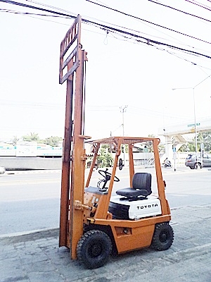 ขายรถยกโตโยต้า 1 ตัน   เครื่องดีเซล  กระบอกคู่  เสาสูง 3 เมตร    สีเดิมจากนอก  พวงมาลัยเพาเว่อร์ นำเข้าจากญี่ปุ่น ใช้งานได้ทันที