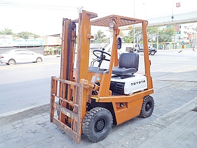 ขายรถยกโตโยต้า 1 ตัน   เครื่องดีเซล  กระบอกคู่  เสาสูง 3 เมตร    สีเดิมจากนอก  พวงมาลัยเพาเว่อร์ นำเข้าจากญี่ปุ่น ใช้งานได้ทันที