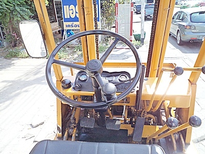 ขายรถยกโคมัสสึ 1.5 ตัน  เครื่องเบนซิน กระบอกคู่ เสาสูง 3 เมตร  พวงมาลัยเพาเว่อร์  สีเดิมจากนอก นำเข้าจากญี่ปุ่น ใช้งานได้ทันที