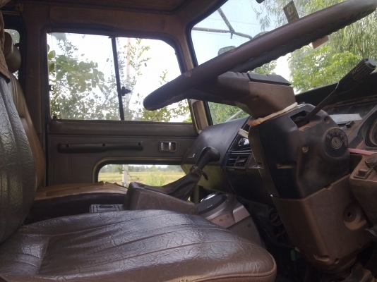 ขายรถสิบล้อบรรทุกแมคโครถเกี่ยวข้าว