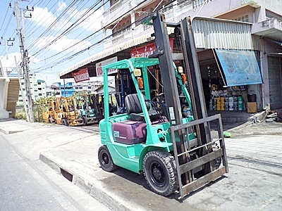 ขายรถยกมิตซูบิชิ 2 ตัน (รุ่นใหม่) เครื่องเบนซิน  เกียร์ออโต้ กระบอกคู่   เสาสูง 4 เมตร  พวงมาลัยเพาเว่อร์  สีเดิมจากนอก นำเข้าจากญี่ปุ่น ใช้งานได้ทันที