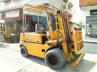 ขายรถยกโคมัสสึ 3 ตัน เครื่องดีเซลอีซูซุ งาเทด้ำ ล้อหน้าคุ่ เสาสูง 3 เมตร พวงมาลัยเพาเว่อร์ สีเดิมจากนอก นำเข้าจากญี่ปุ่น ใช้งานได้ทันที