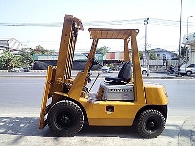 ขายรถยกโตโยต้า 2.5 ตัน เครื่องเบนซิน  เสาสูง 5 เมตร (เสาต่ำ-3ท่อน)  ยางตันใหม่ 4 ล้อ  พวงมาลัยเพาเว่อร์  สีเดิมจากนอก นำเข้าจากญี่ปุ่น ใช้งานได้ทันที