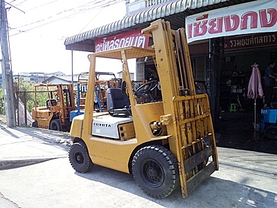 ขายรถยกโตโยต้า 2.5 ตัน เครื่องเบนซิน  เสาสูง 5 เมตร (เสาต่ำ-3ท่อน)  ยางตันใหม่ 4 ล้อ  พวงมาลัยเพาเว่อร์  สีเดิมจากนอก นำเข้าจากญี่ปุ่น ใช้งานได้ทันที